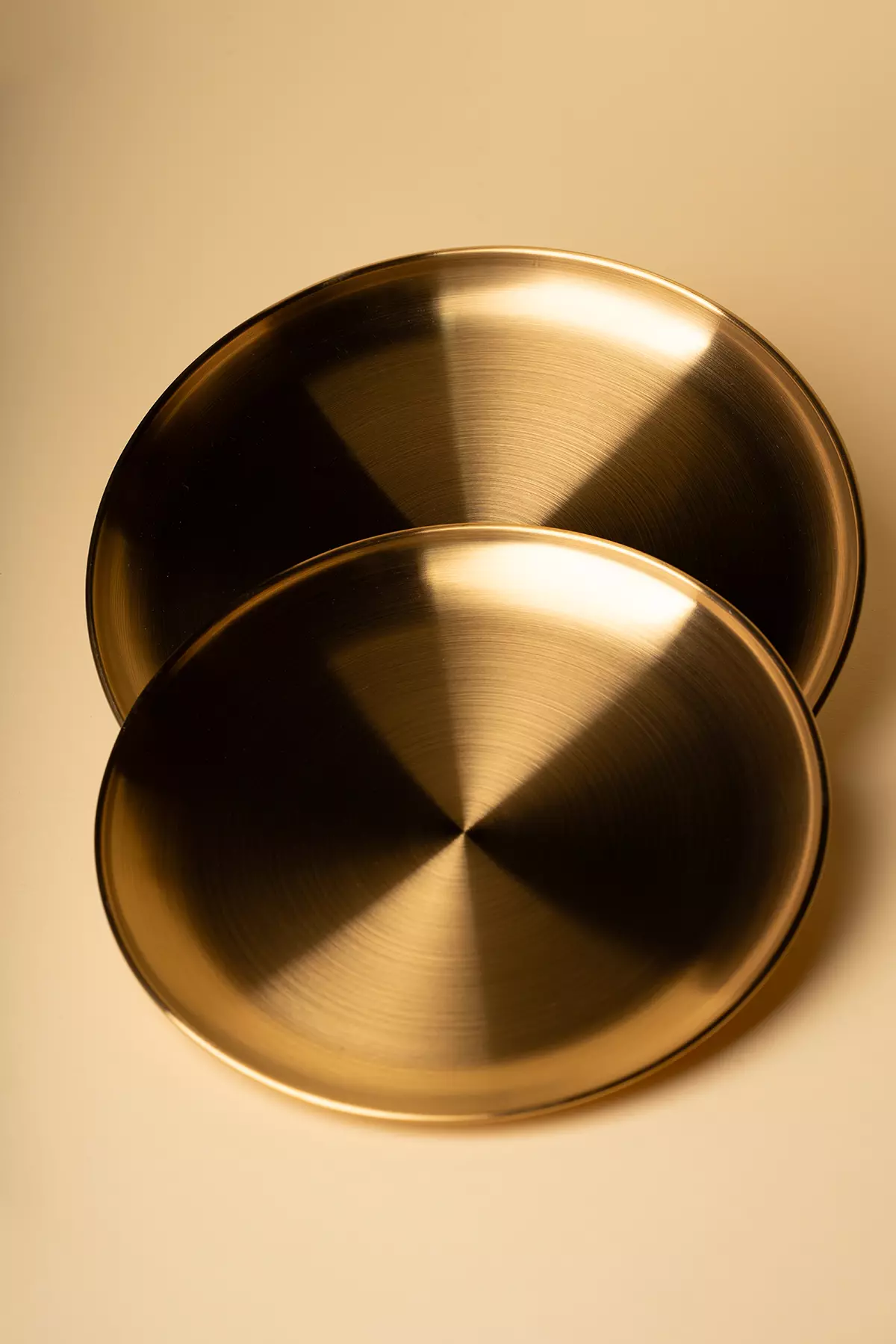 بشقاب گرد طلایی