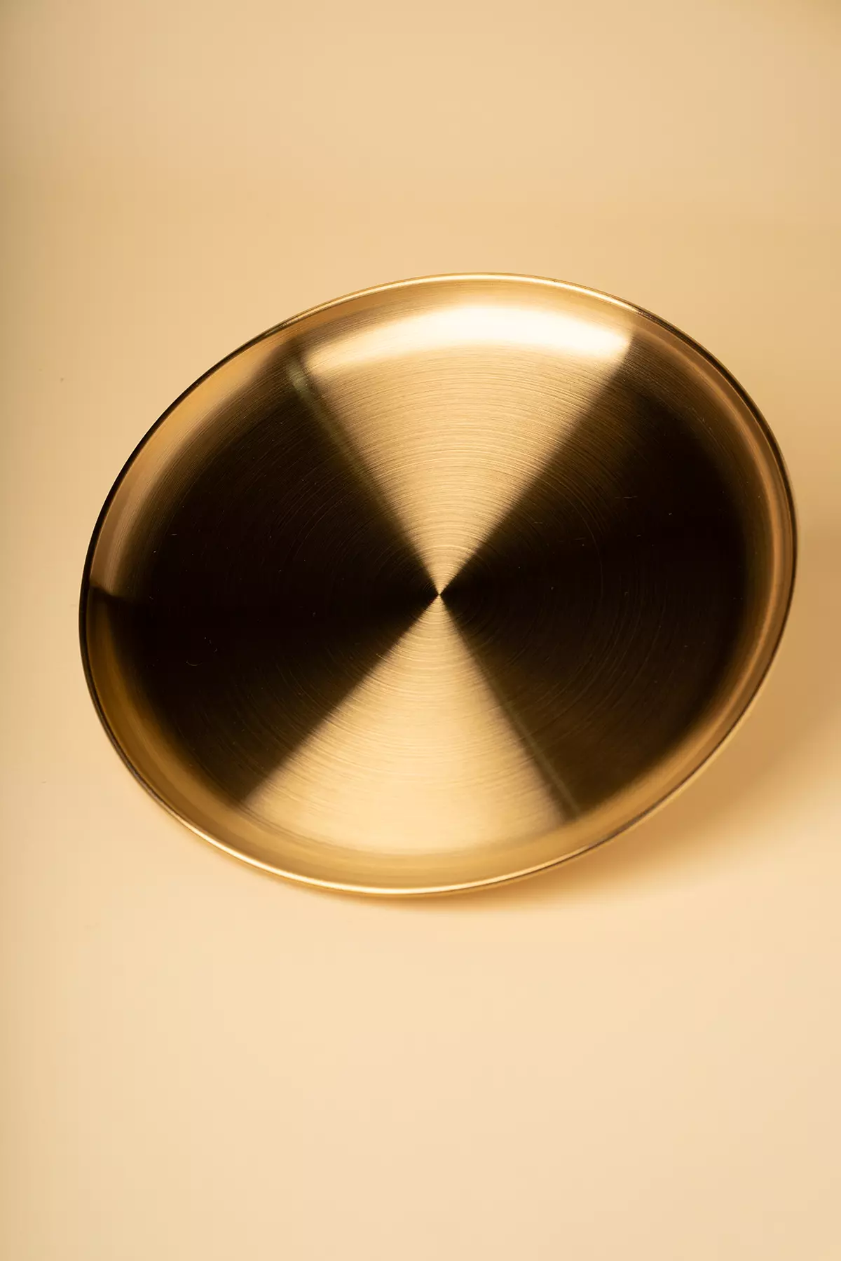 بشقاب گرد طلایی