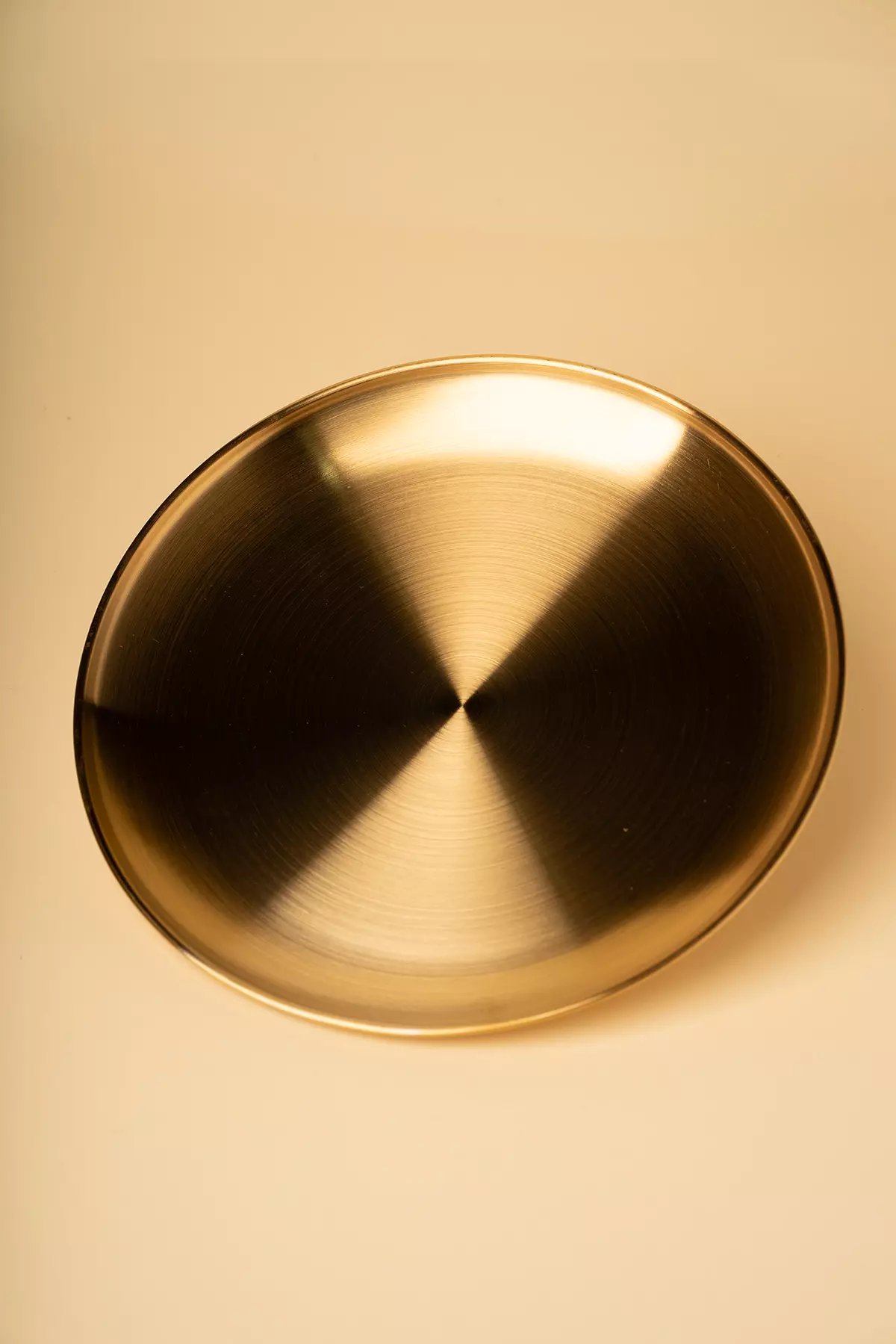 بشقاب گرد طلایی