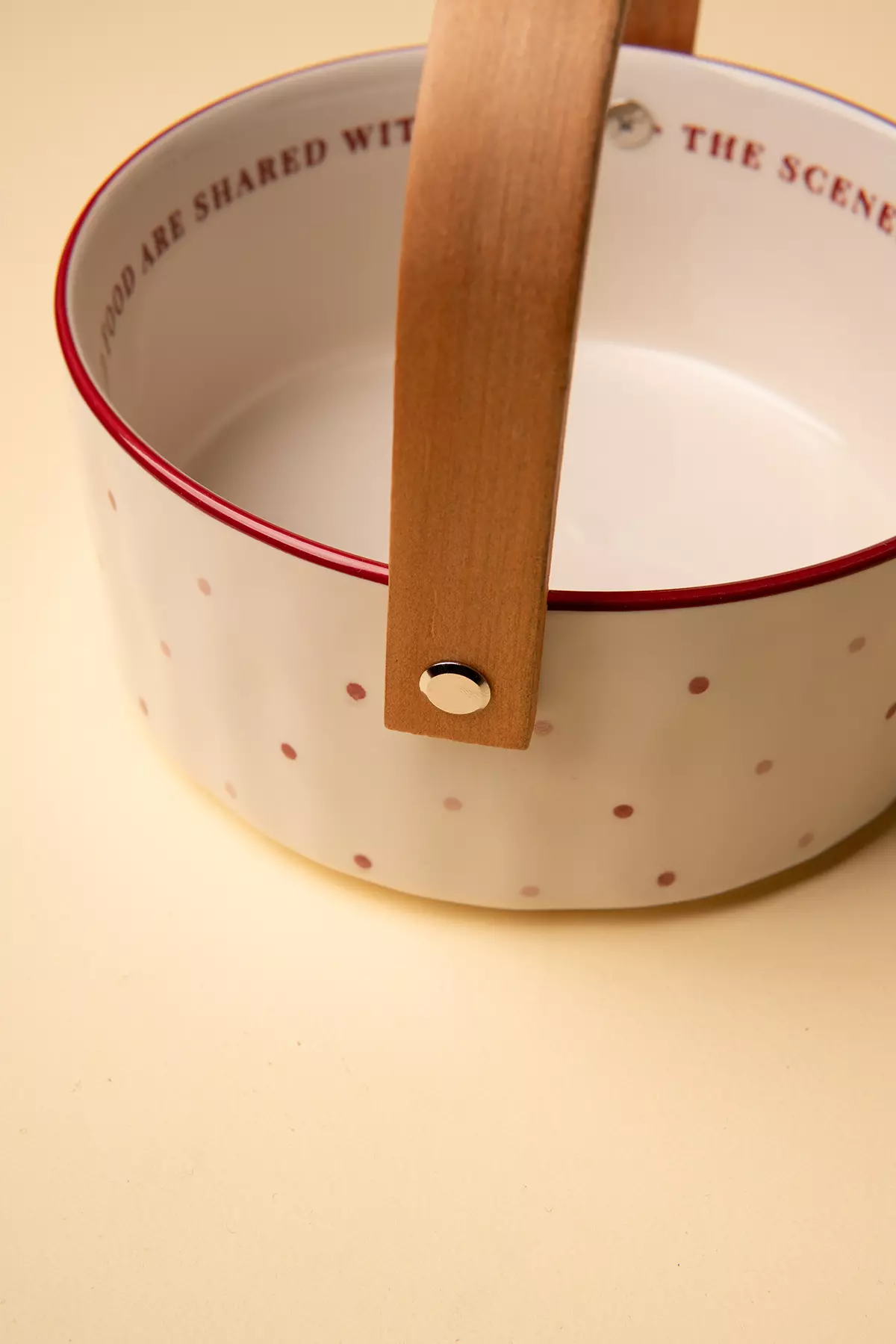 سرویس پذیرایی شنل قرمزی