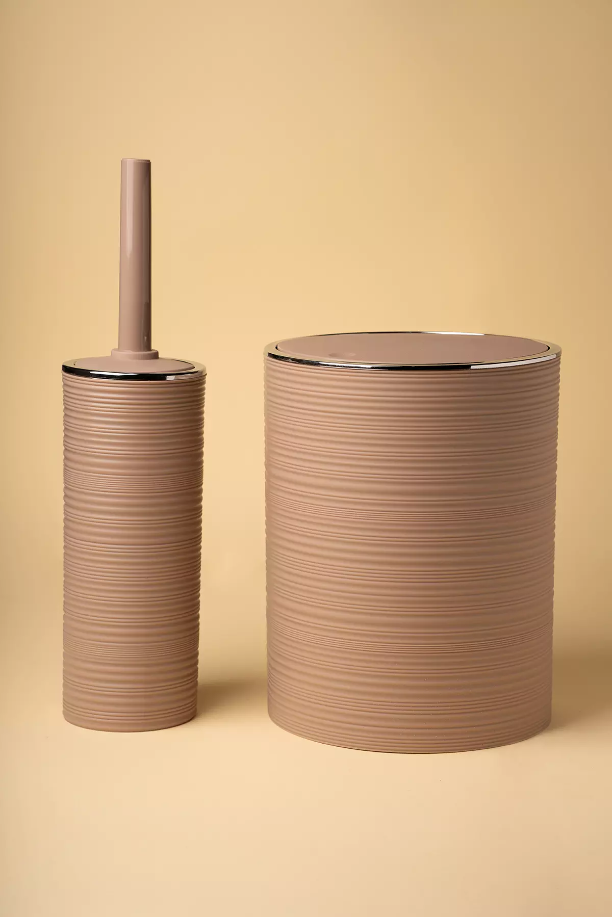 سطل و فرچه بادبزنی