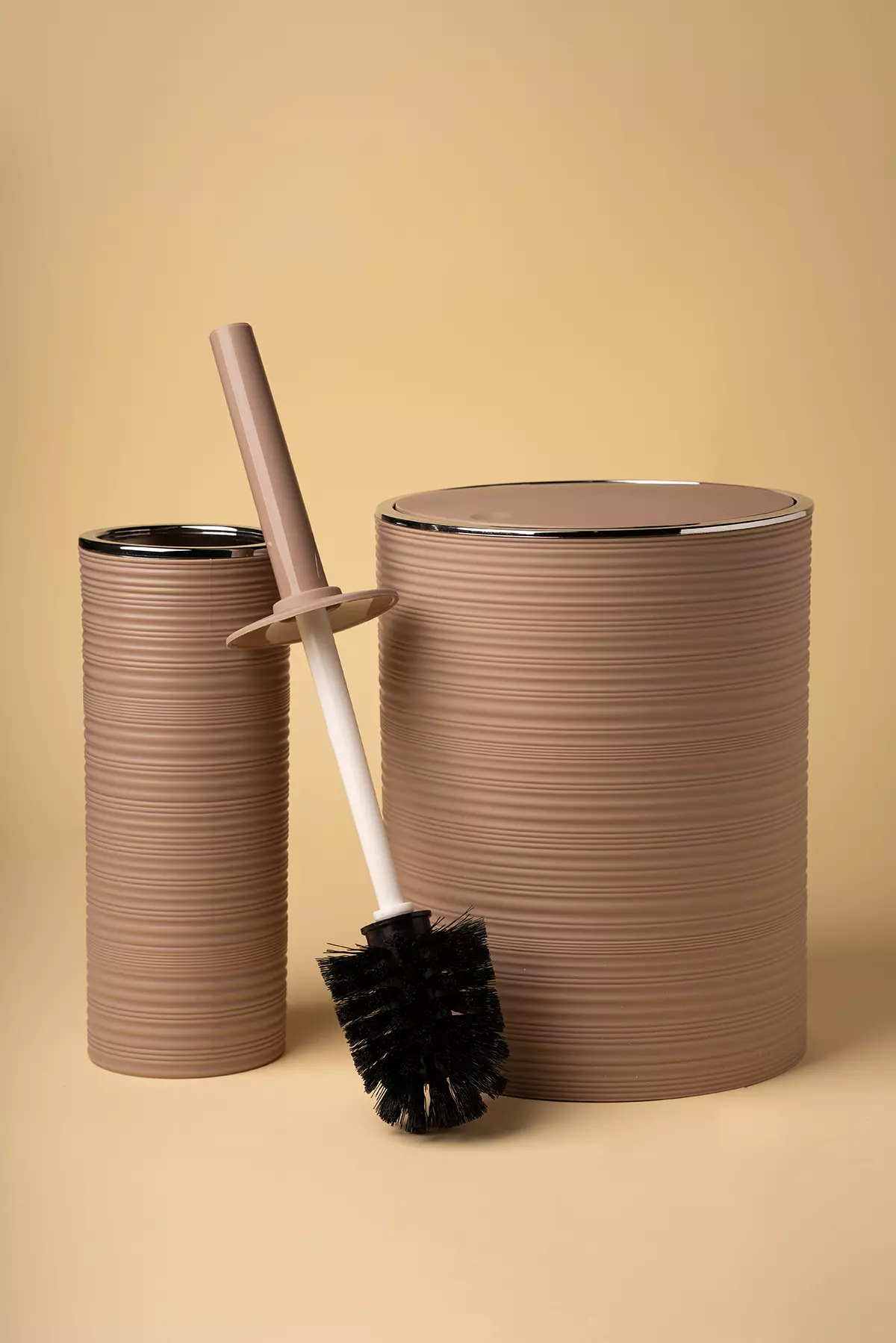 سطل و فرچه بادبزنی