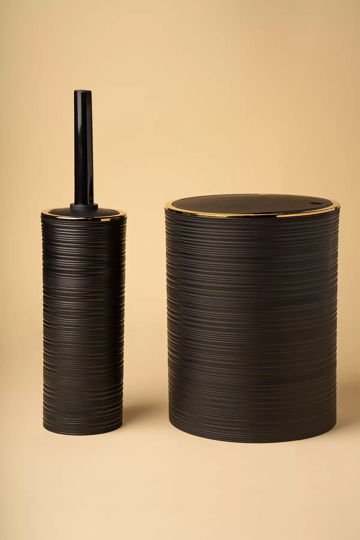 سطل و فرچه بادبزنی