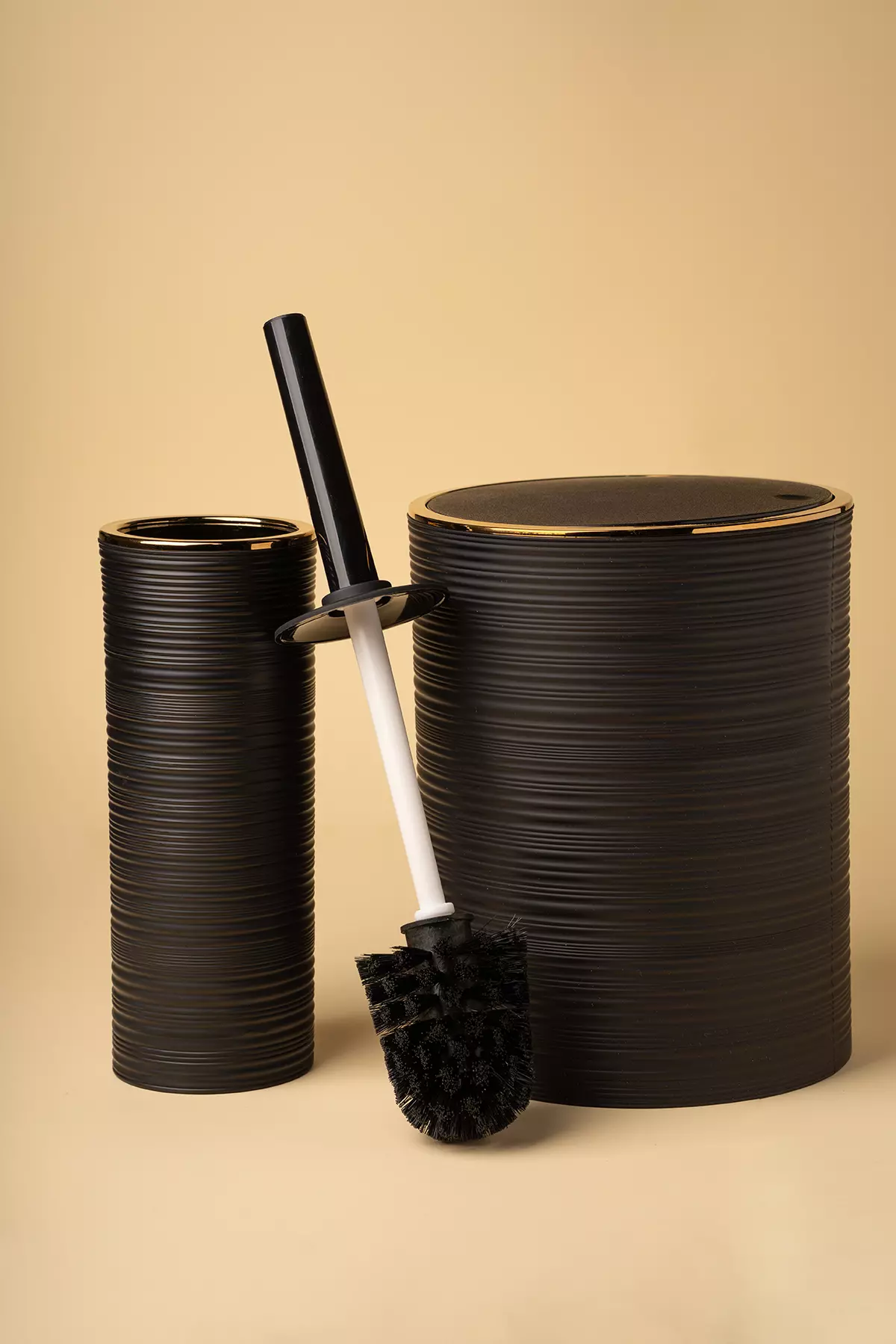 سطل و فرچه بادبزنی