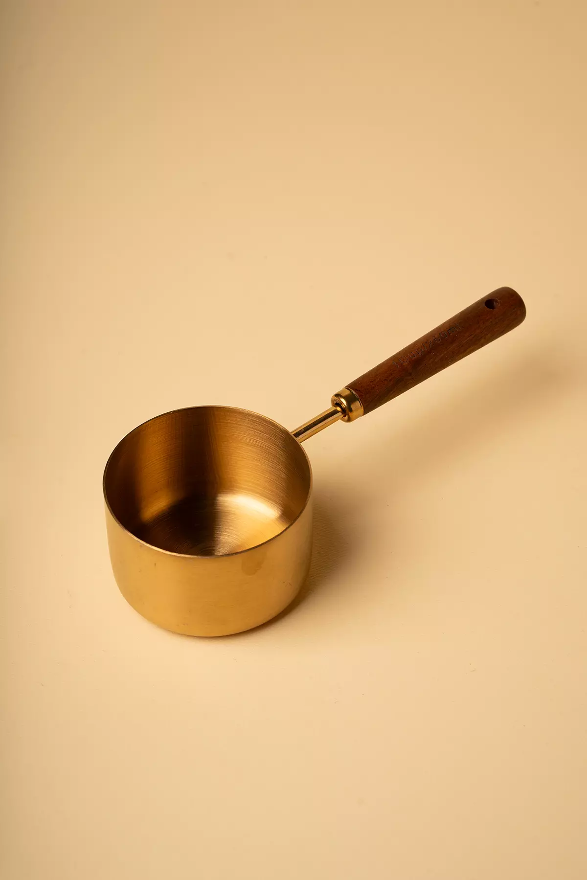 پیمانه طلایی دسته چوبی