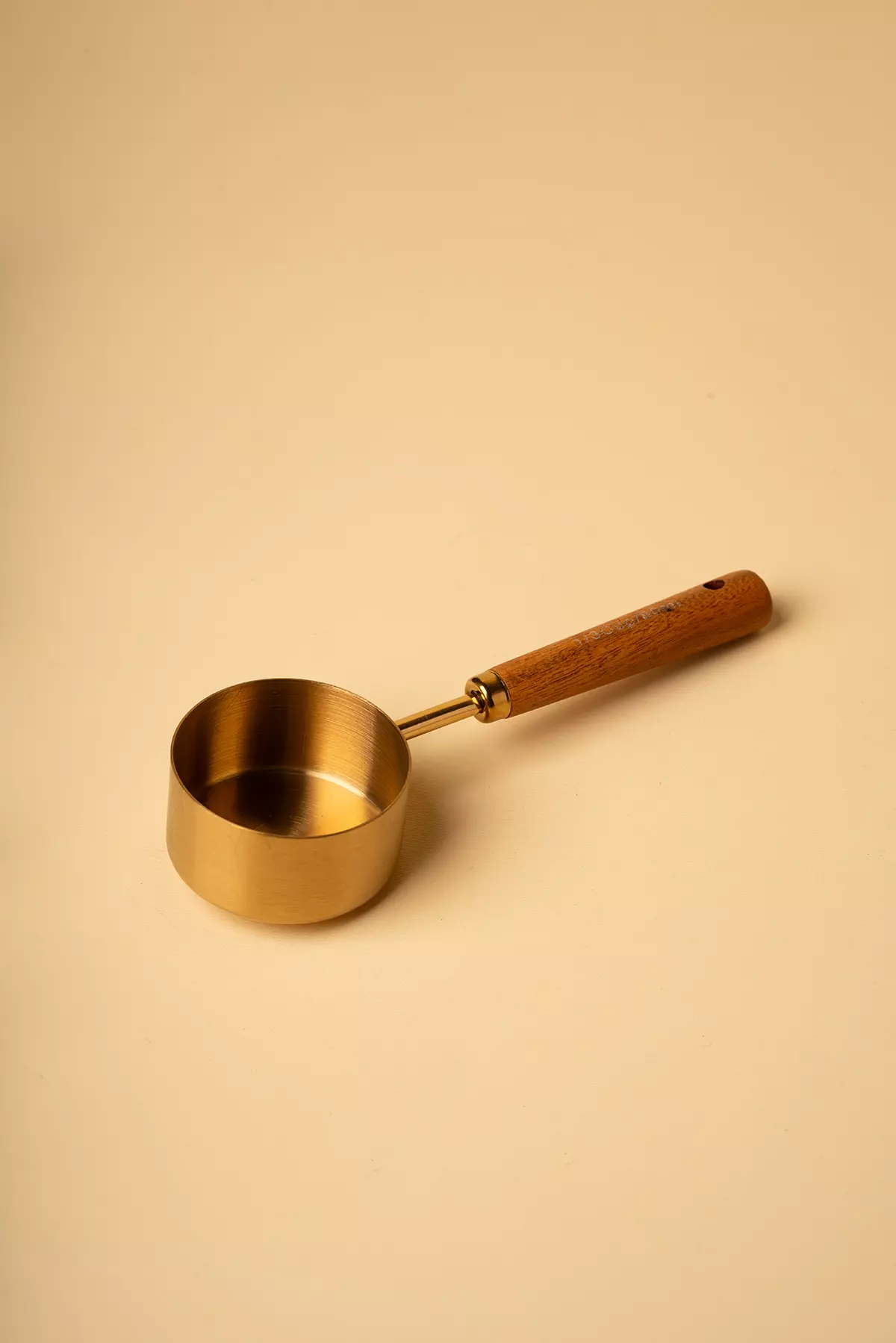 پیمانه طلایی دسته چوبی