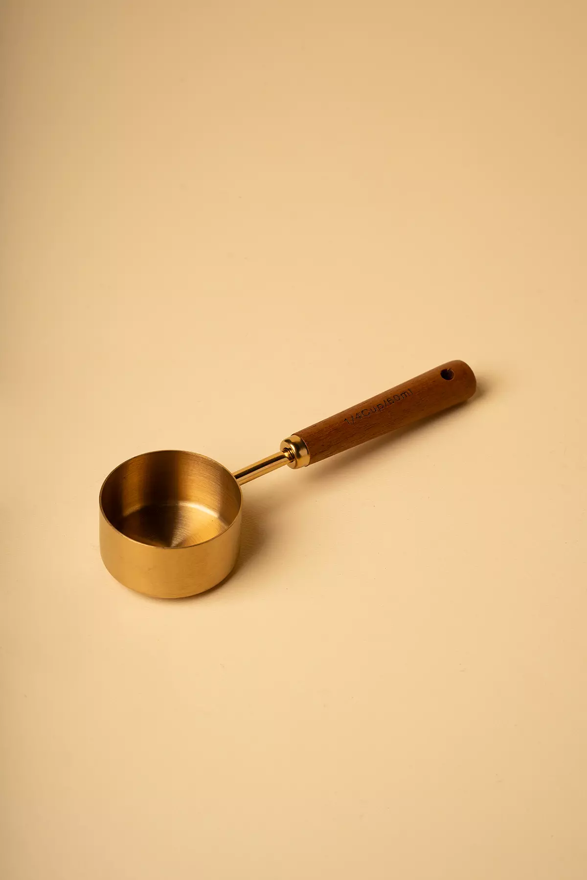 پیمانه طلایی دسته چوبی