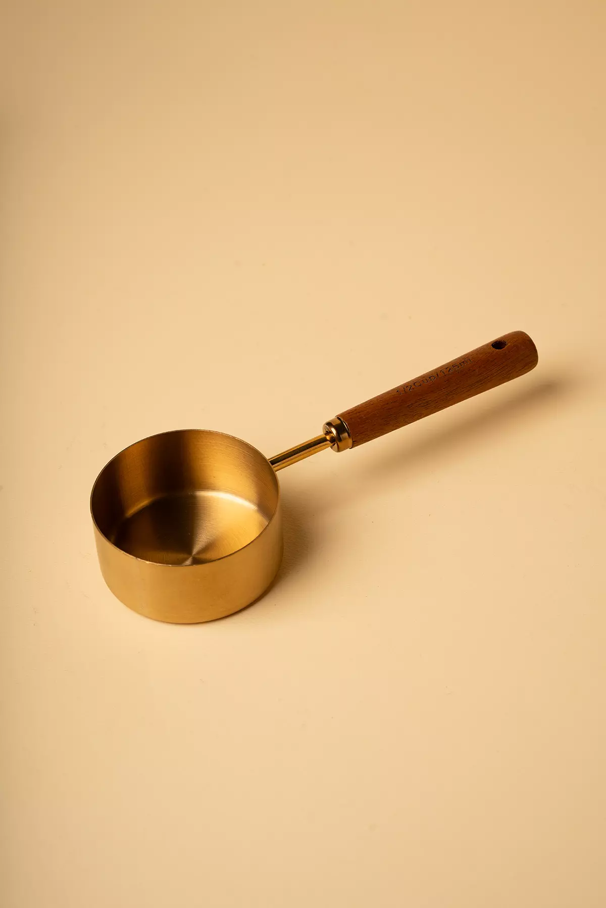 پیمانه طلایی دسته چوبی