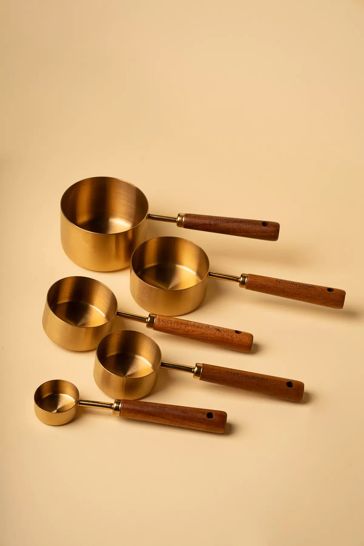 پیمانه طلایی دسته چوبی