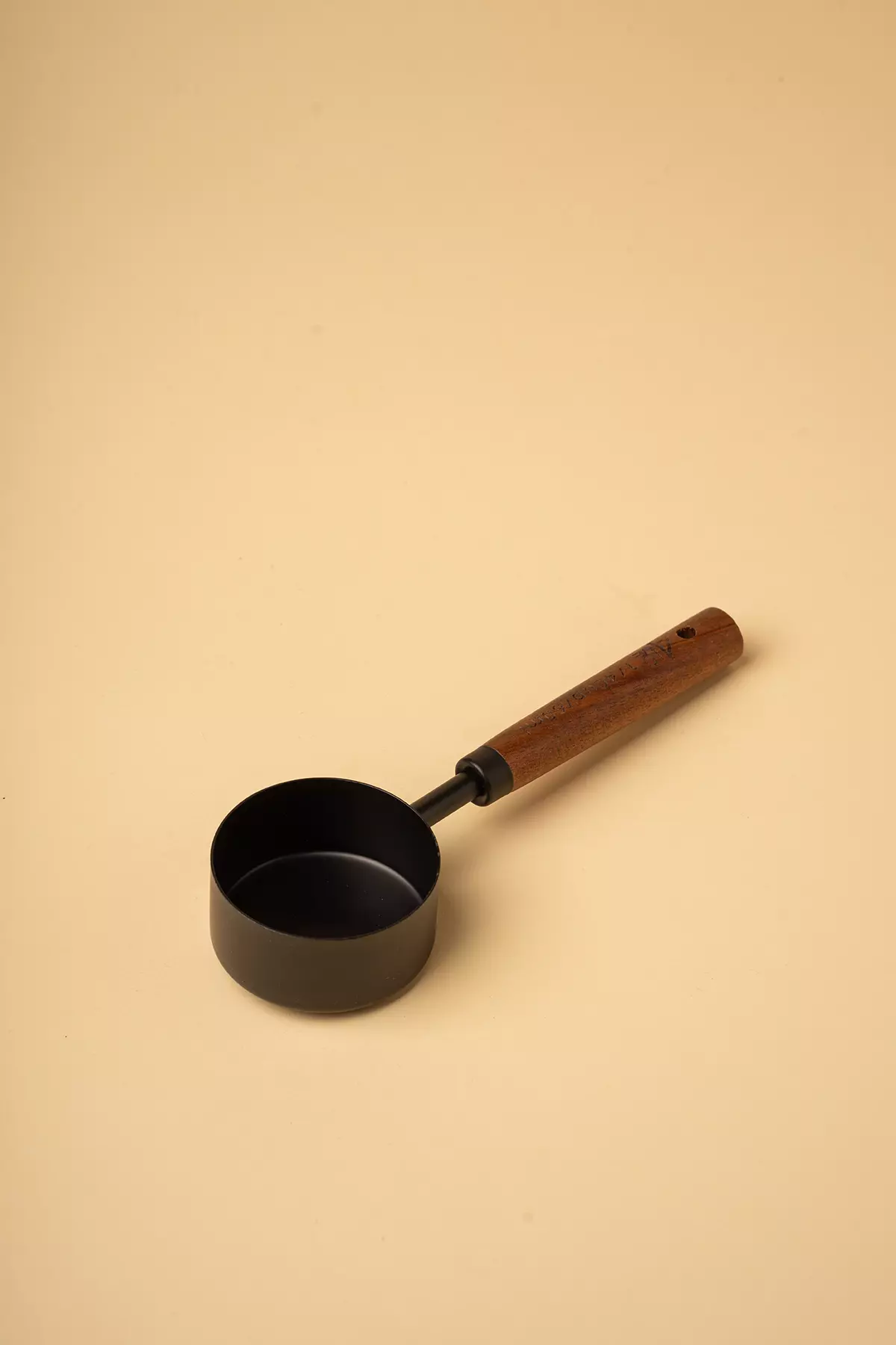 پیمانه مشکی دسته چوبی