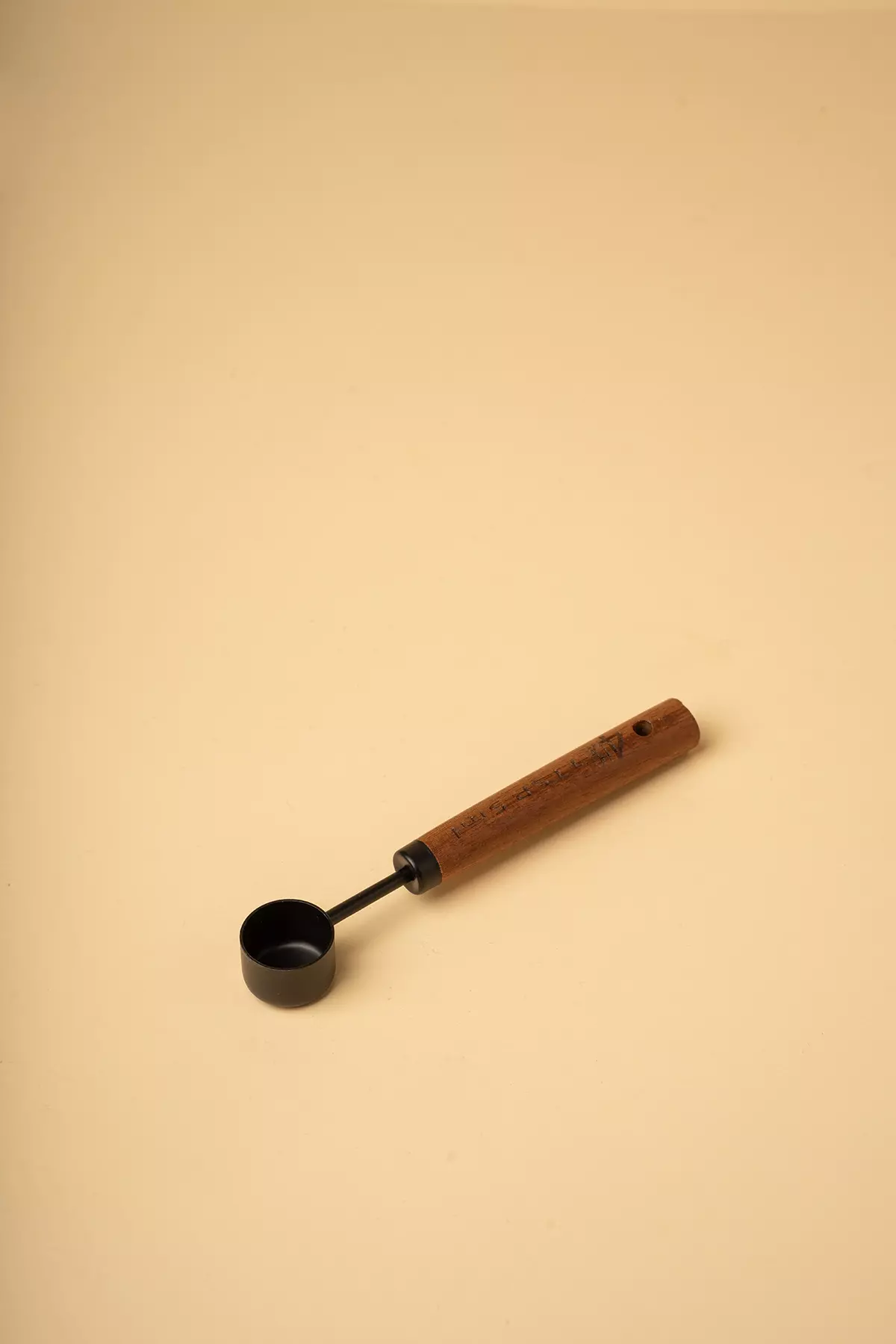 پیمانه مشکی دسته چوبی