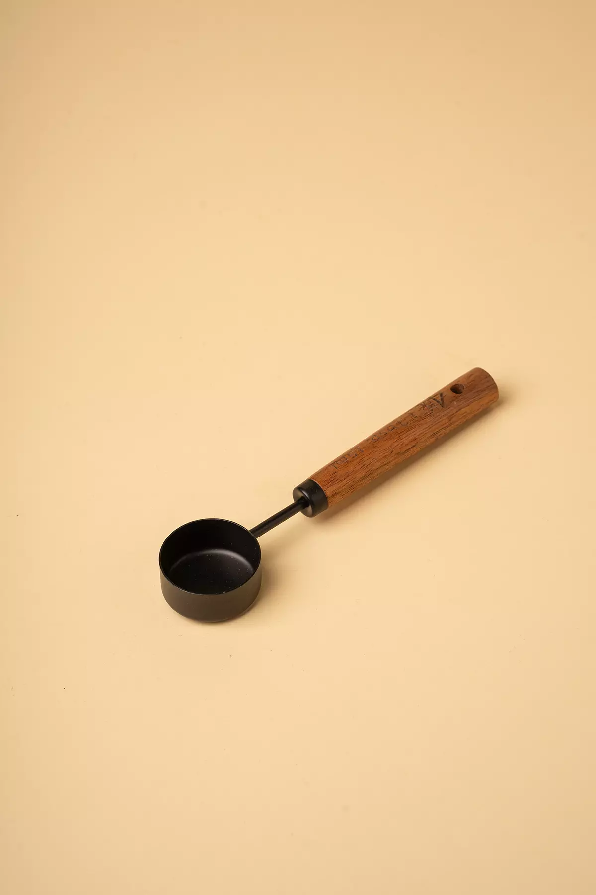 پیمانه مشکی دسته چوبی