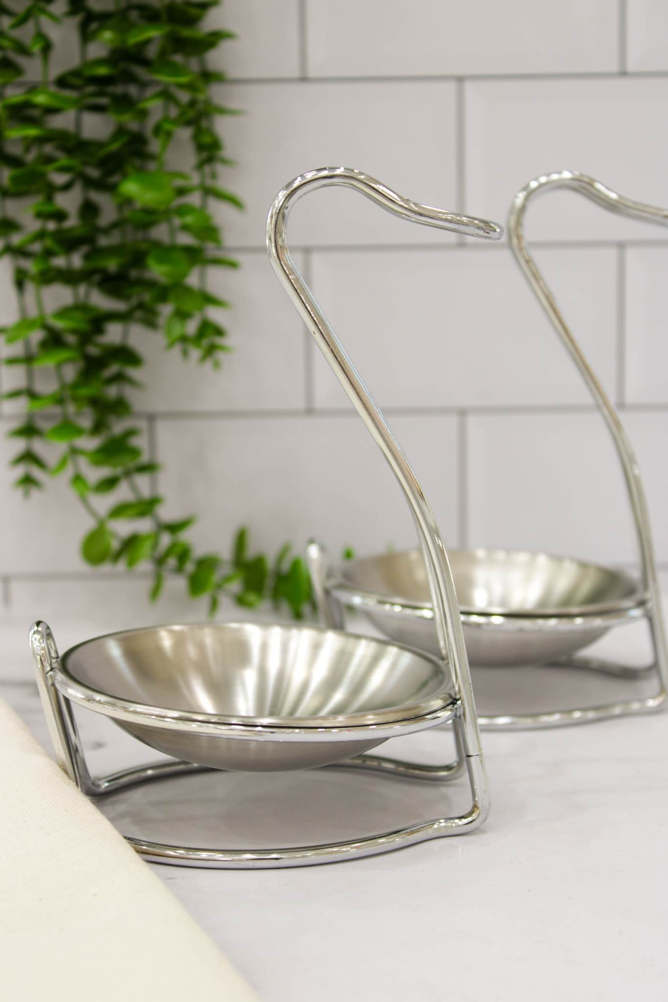 کنار گازی استیل ایستاده
