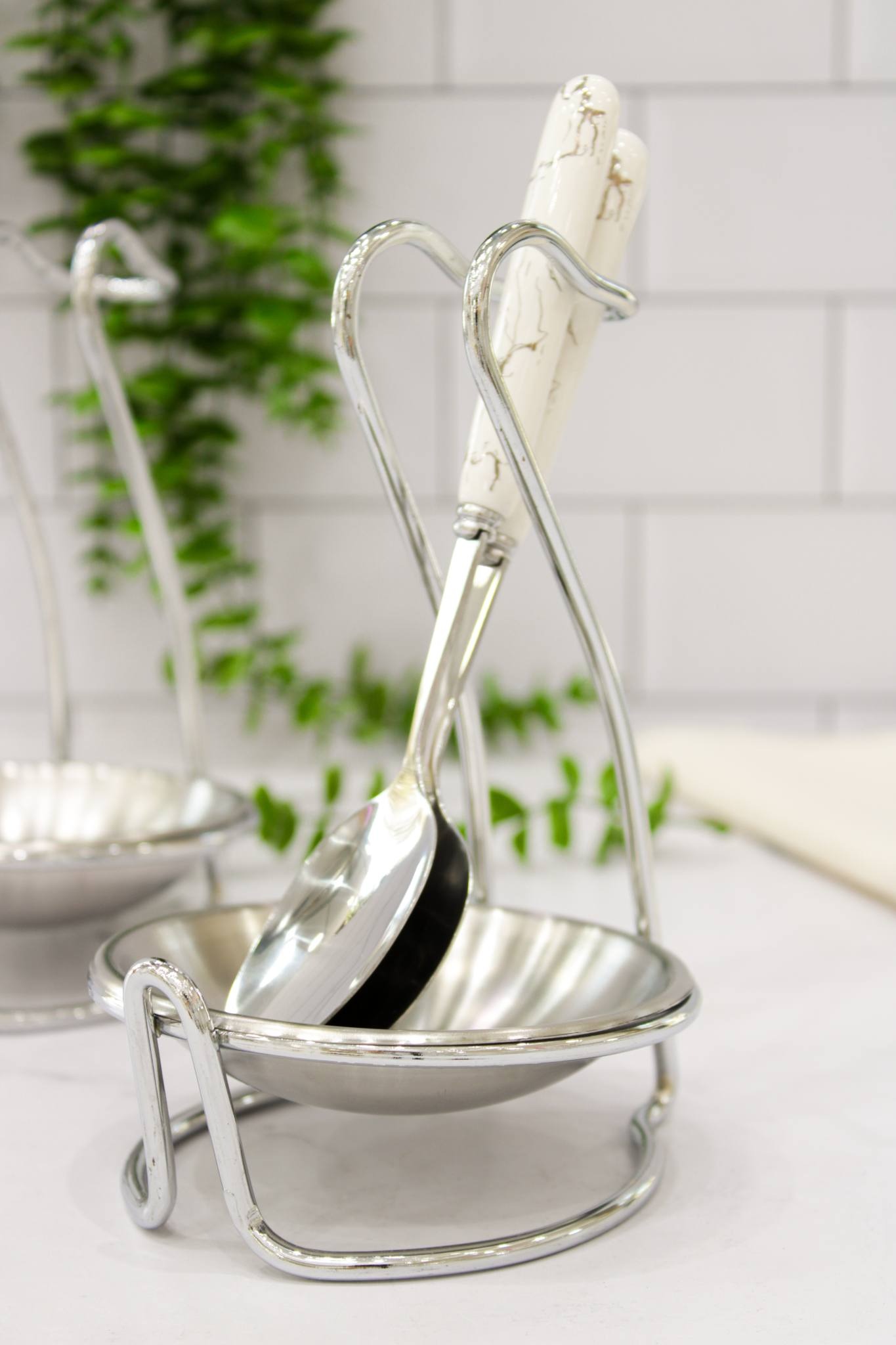 کنار گازی استیل ایستاده