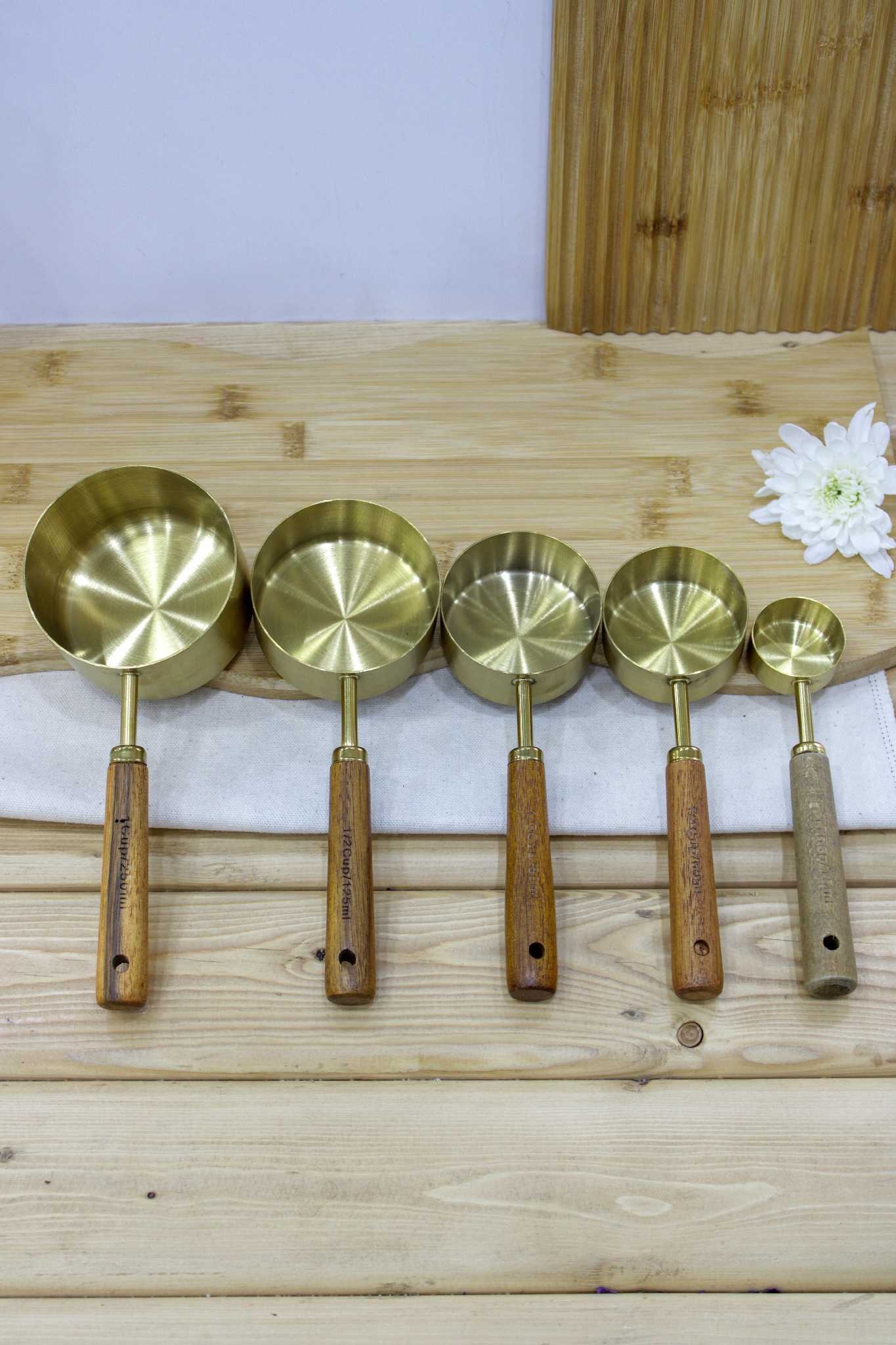 پیمانه طلایی دسته چوبی