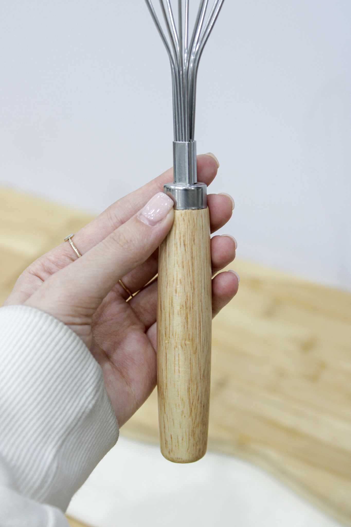 همزن دسته چوبی