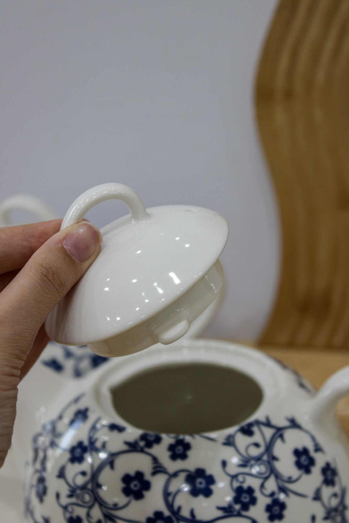 قوری گل آبی